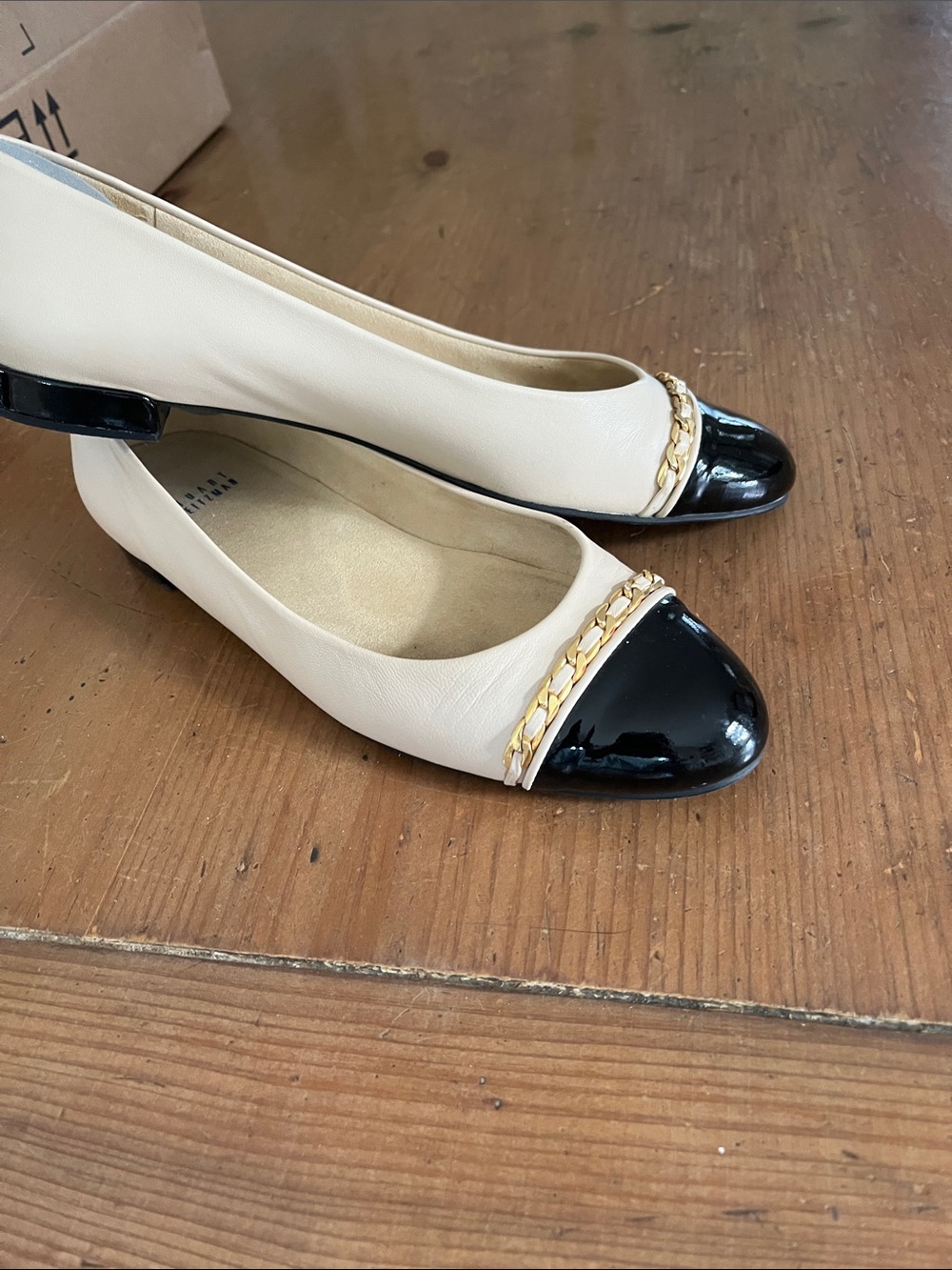 Stuart Weitzman spectacular flats with gold chain stunning 9. 1/2 euc